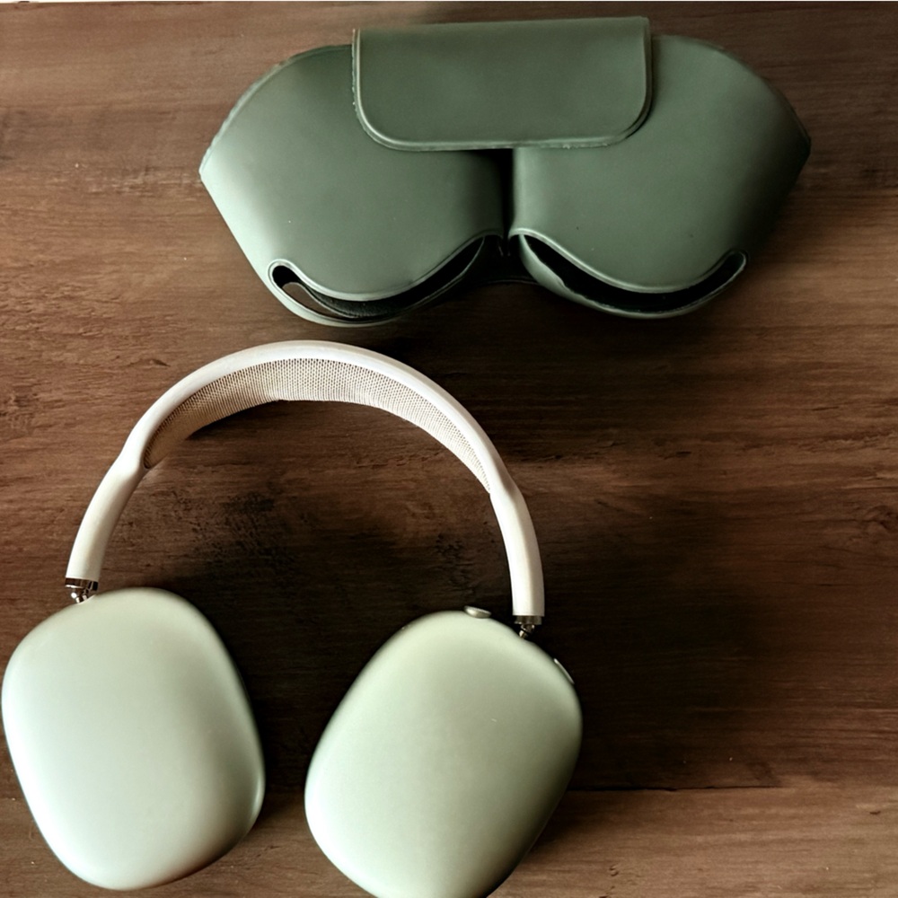 Apple Airpod Max in Sage Green